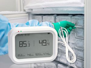 Real-time temperature monitoring in ultra-low temperature environments